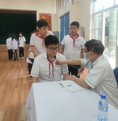 THCS Phú La t?chức khám sức khỏe cho học sinh toàn trường.