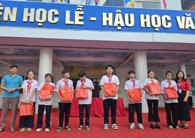 BGH, Ban phụ huynh trường bài tiến lên miên nam
 tặng quà cho học sinh dịp Tết trung thu.