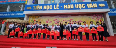 BGH trường THCS Phú La trao tặng quà cho học sinh có c?gắng khắc phục khó khăn vươn lên trong học tập.